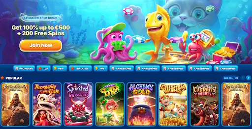 Eine bunte Unterwasser-Casino-Szene mit einem fröhlichen Fisch, einem violetten Oktopus mit Karten und einem roten Krebs mit einer Slotmaschine. Über ihnen steht das Angebot: 